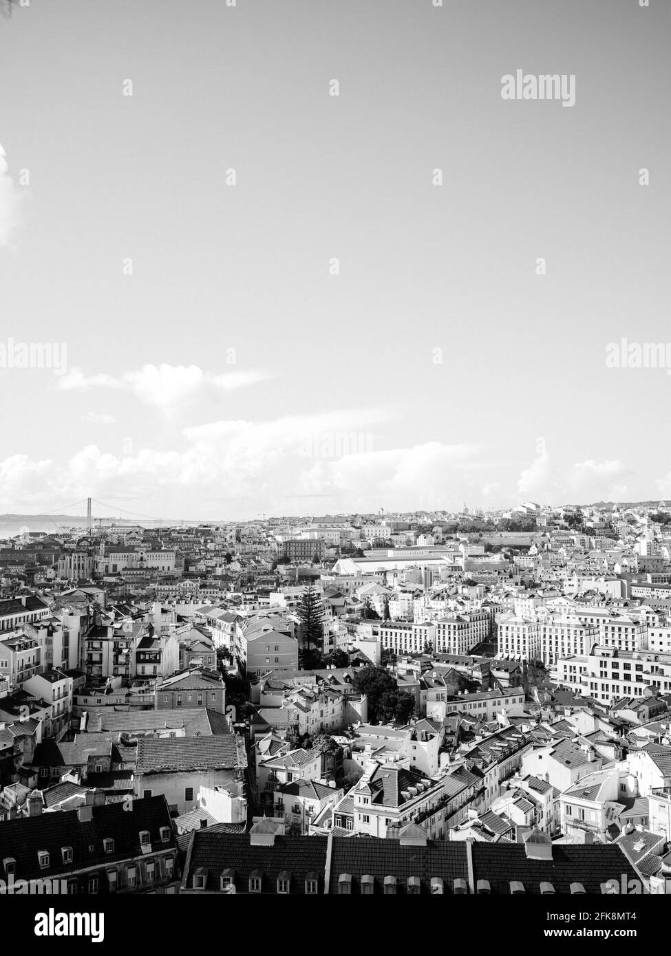 Punto di vista nella città di Lisbona Portogallo in nero e. bianco Foto Stock