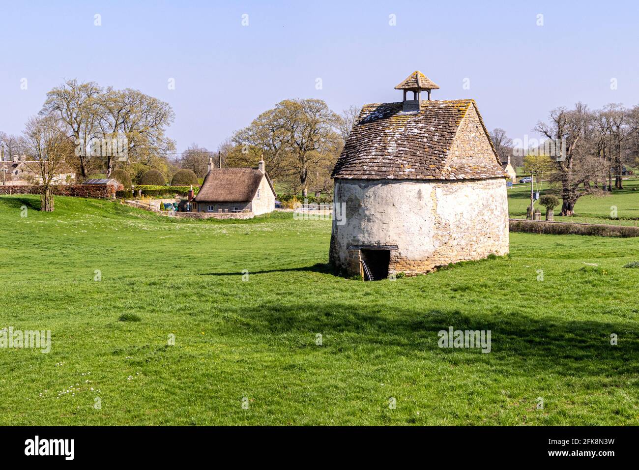 La colombaia medievale nel villaggio di Cotswold di Little Badminton, South Gloucestershire UK Foto Stock