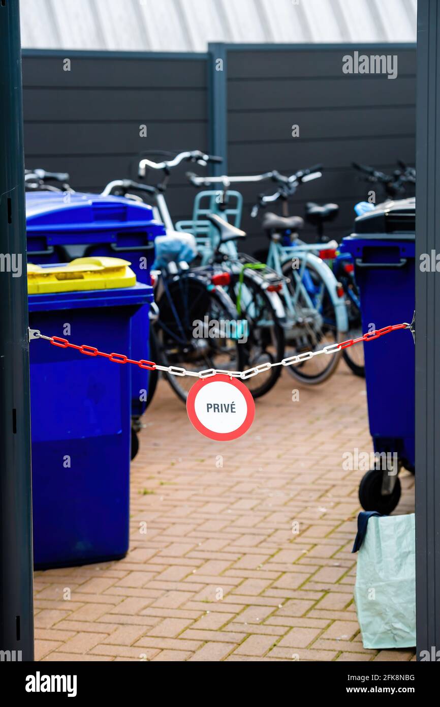 Accesso chiuso all'area dei rifiuti e parcheggio per biciclette Segnale di priorità non consentito Foto Stock