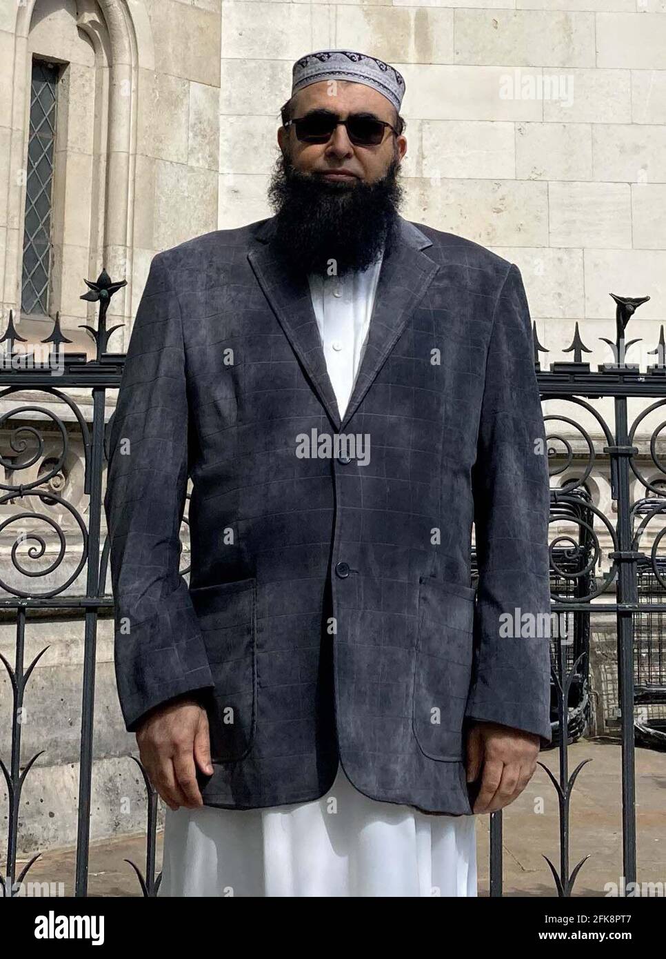 Imam Qasim Rashid Ahmad, fiduciario fondatore della al-Khair Foundation, al di fuori della High Court di Londra, la carità ha accettato £50,000 danni dai tempi per false accuse che avevano Òcolluded con criminale umano traffickersÓ. Data immagine: Giovedì 29 aprile 2021. Foto Stock