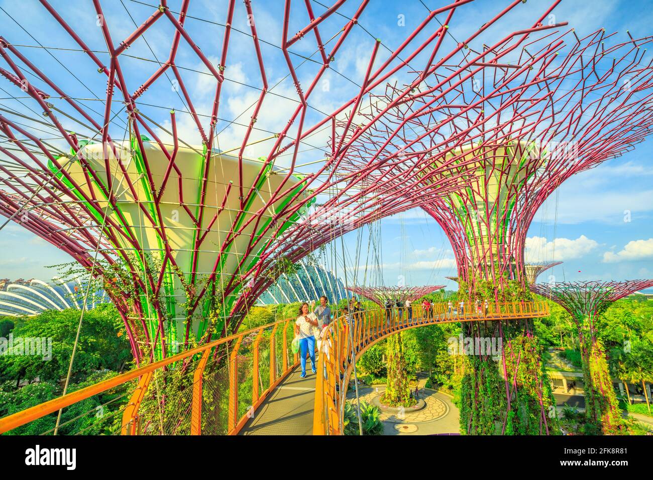 Singapore - Aprile 29, 2018: asian tourist prende selfie con smart phone mentre camminando sul ponte sopraelevato o OCBC Skyway di Supertree Grove in giardini dal Foto Stock