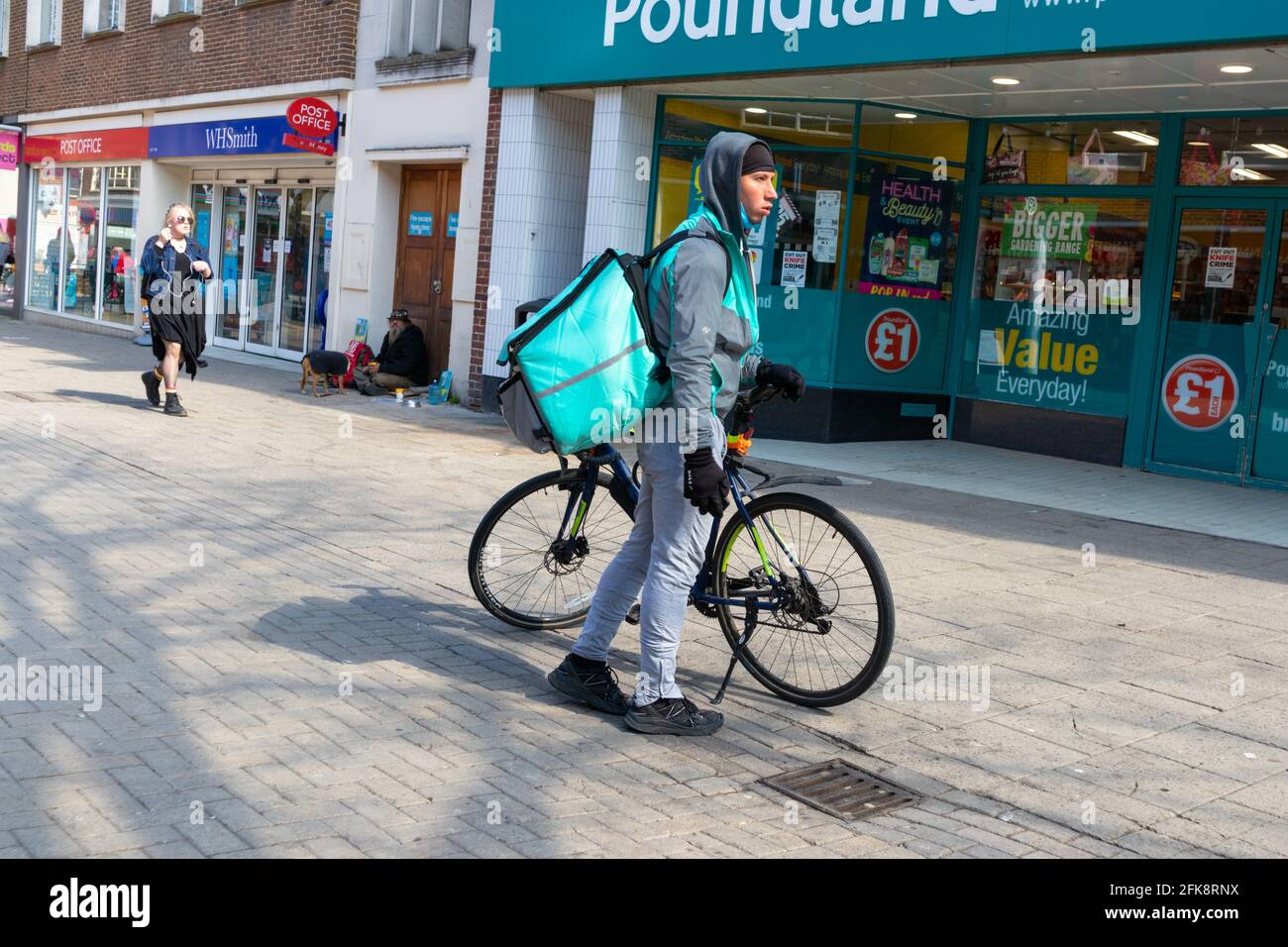 Rider Deliveroo, Canterbury High Street, kent, regno unito Foto Stock