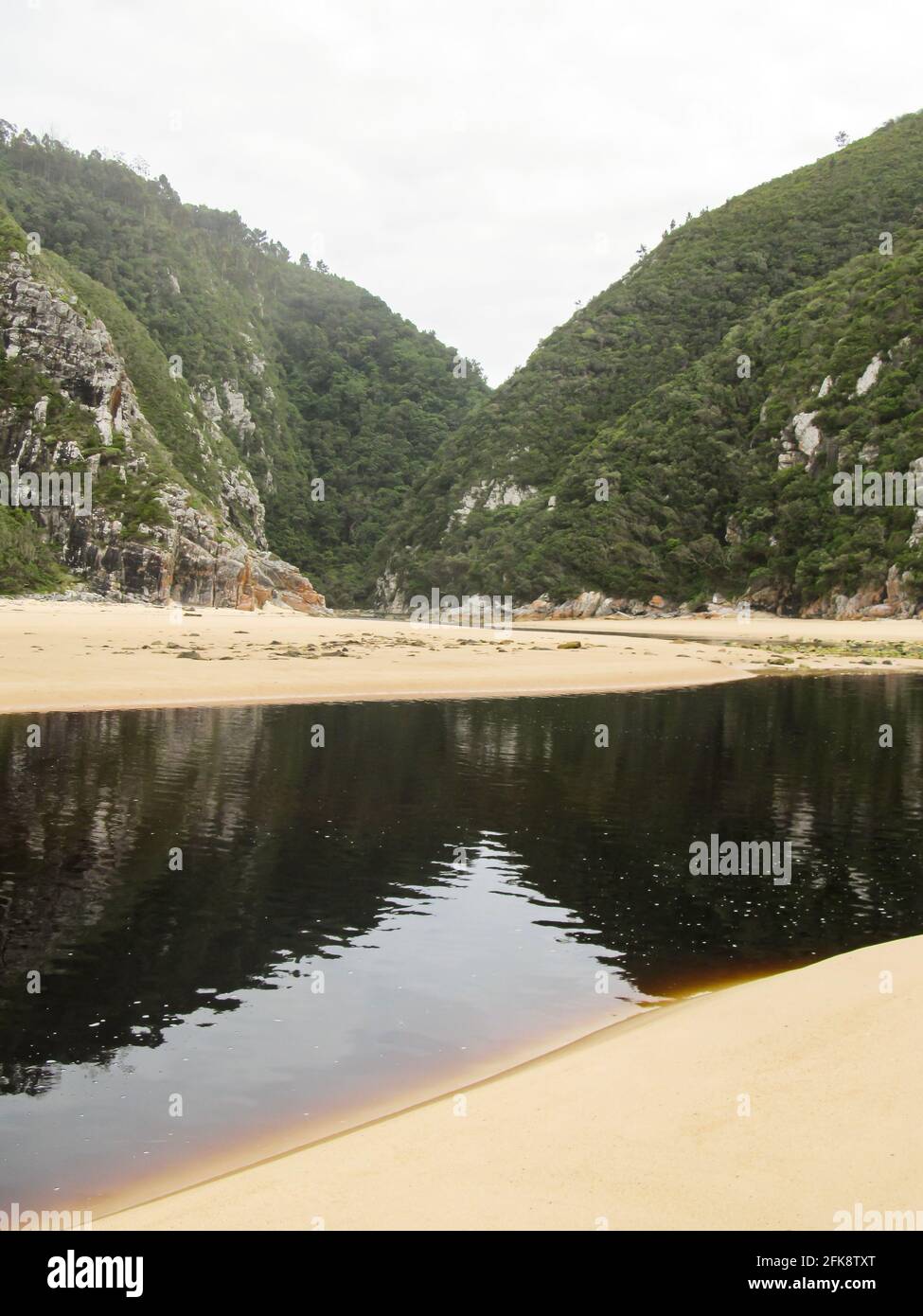 La foce del fiume Elandbos, se scorre su una spiaggia sabbiosa subito dopo uscire dalla stretta gola nei Monti Tsitsikamma, Sudafrica Foto Stock