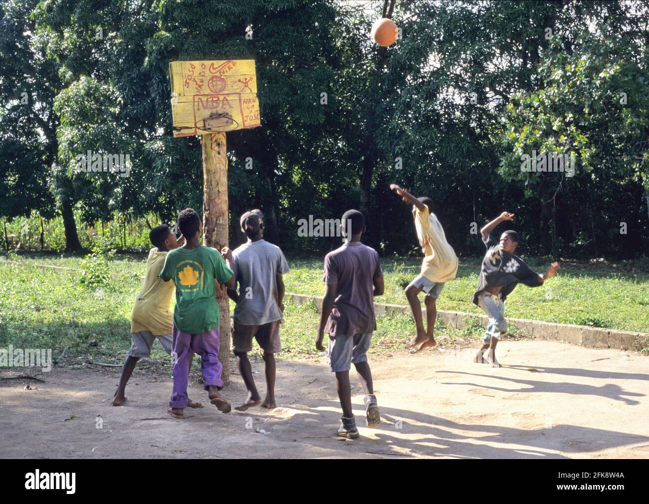Dominikanische Republik, Spielende Kinder di Basket, in Cruz Verde Foto Stock