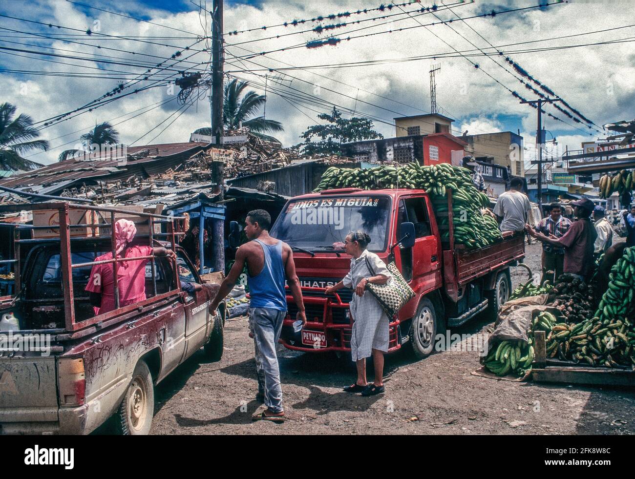 Dominikanische Republik, Straßenszene mit Straßenszene und Bananen-Händlern, in Higüey Foto Stock