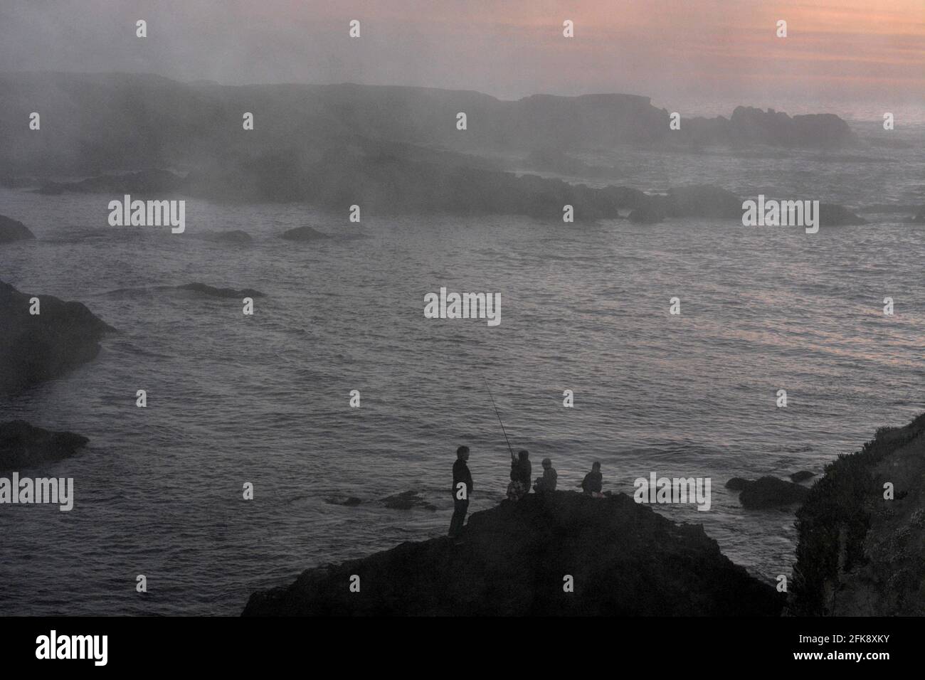Pesca su Glass Beach, Fort Bragg, CA, USA Foto Stock