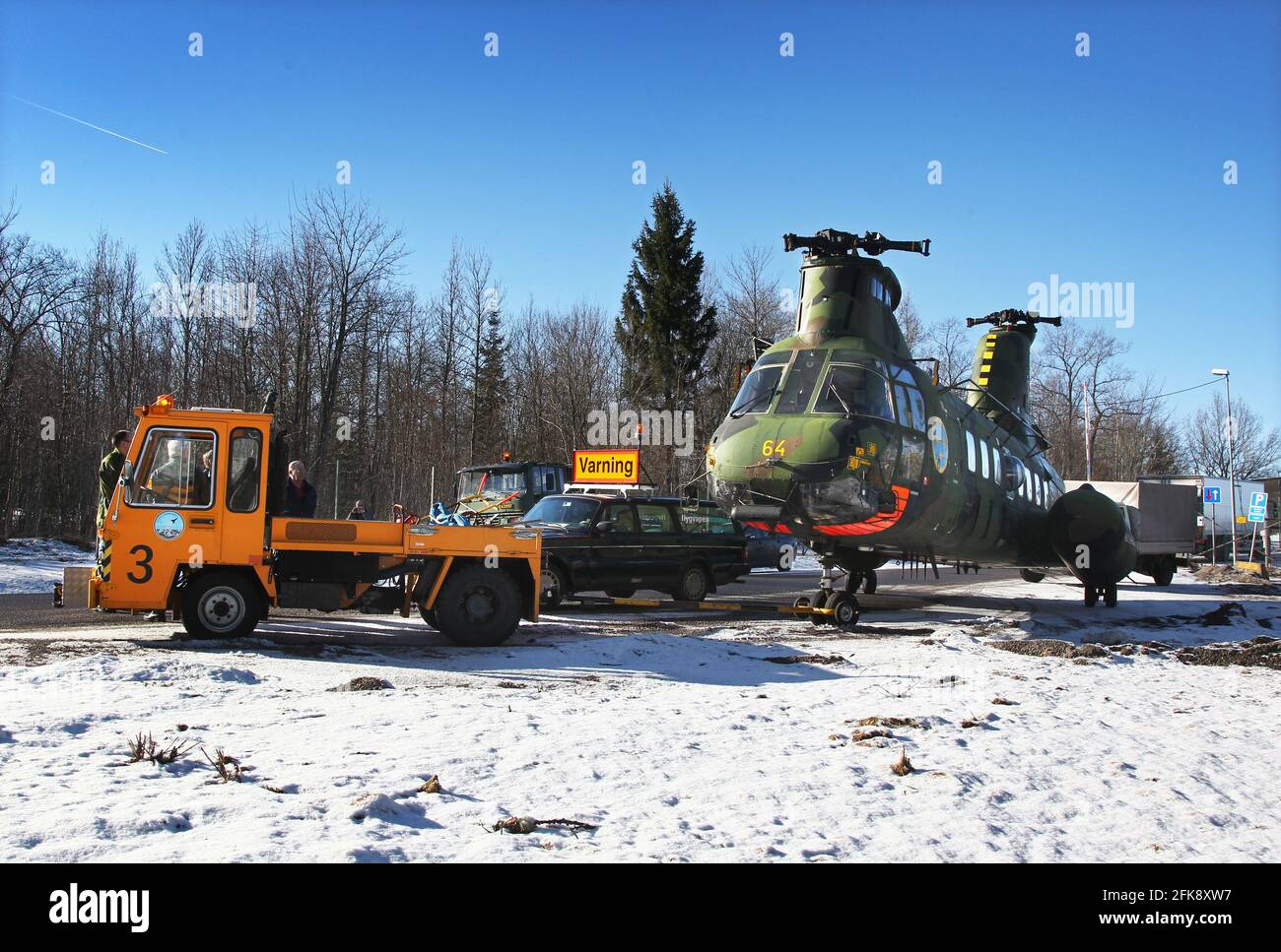 Il traffico dovette essere interrotto quando un elicottero 4 (Boeing Vertol 107) fu trainato dalla flottiglia sulla base aerea di Malmen quando fu portato fuori servizio, al Museo dell'aviazione militare di Malmslätt, Linköping. L'elicottero 4 è stato usato estesamente durante la caccia al sottomarino negli anni '80. Foto Stock