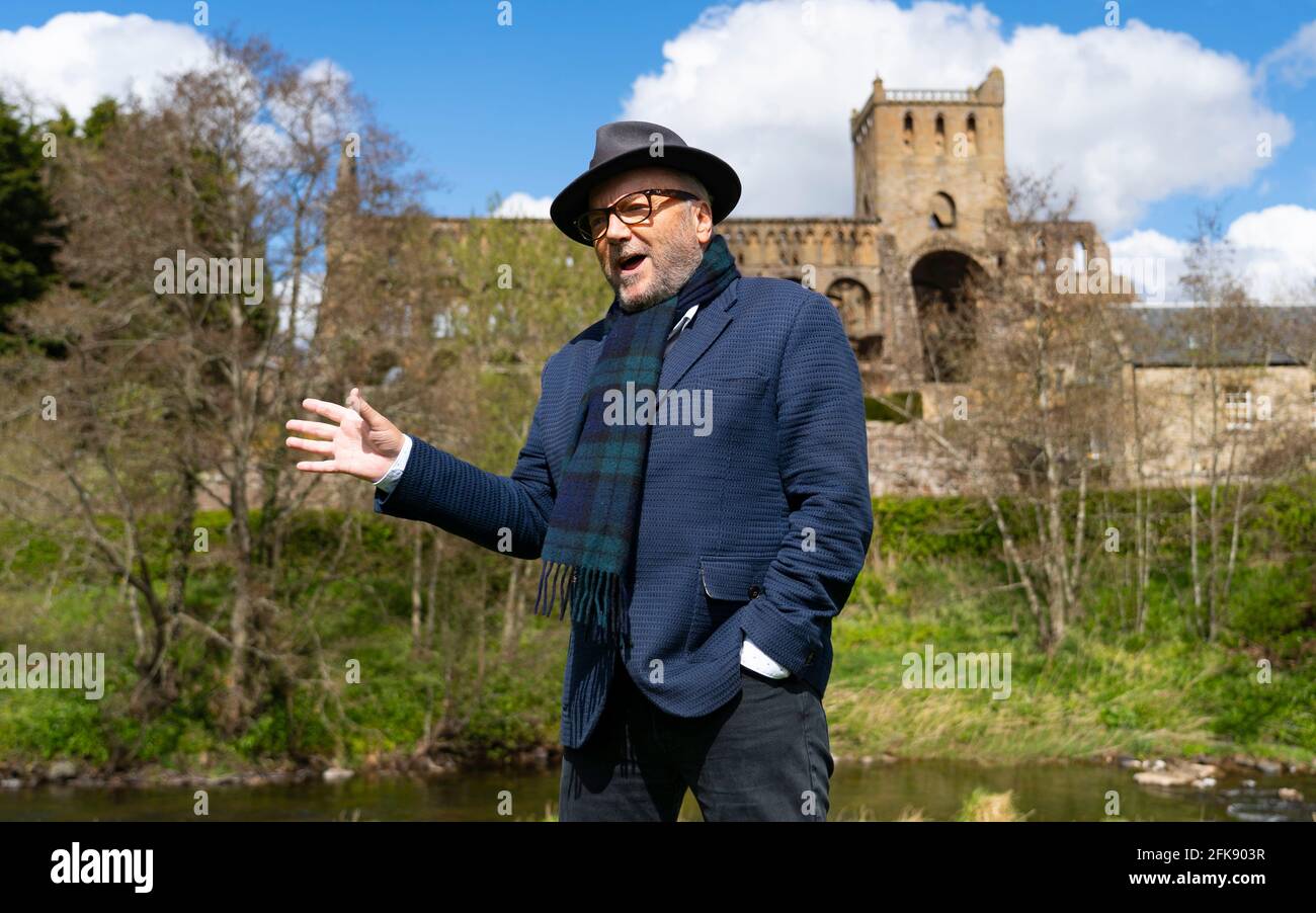 Jedburgh, Scozia, Regno Unito. 29 aprile 2021. Il fondatore del partito All for Unity George Galloway fa una sosta per la campagna elettorale per la gente locale e fa un discorso contro un confine duro con l'Inghilterra a Jedburgh, nei confini scozzesi. Iain Masterton/Alamy Live News Foto Stock