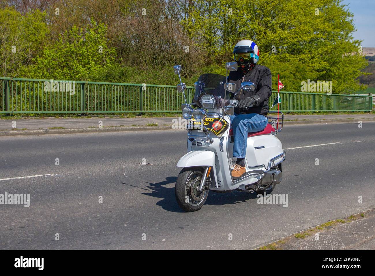 2019 White Lambretta V200 scooter speciale; motociclista; trasporto a due ruote, motocicli, veicoli, Strade, scooter, motociclisti che guidano a Chorley, Regno Unito Foto Stock