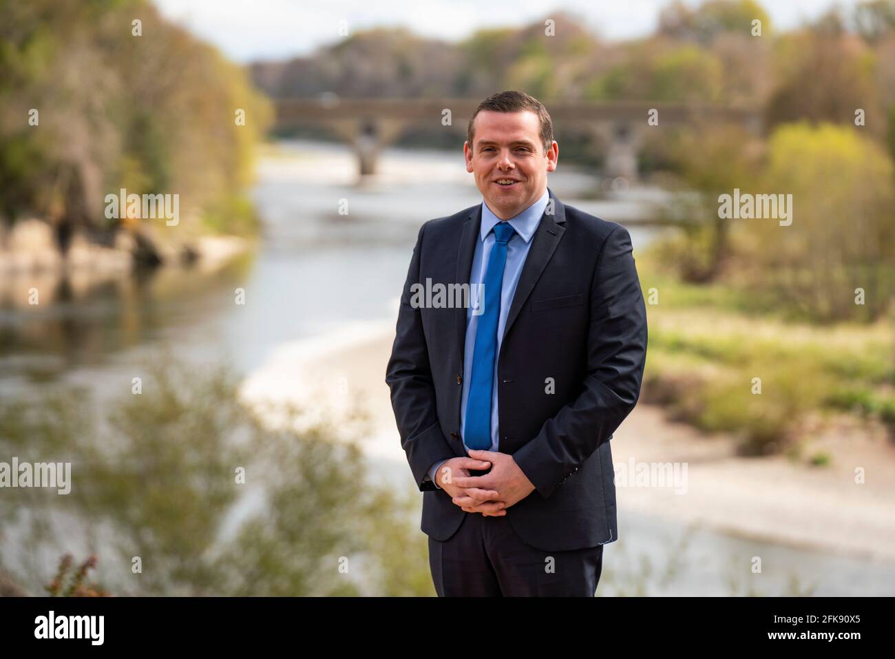 Coldstream, Scozia, Regno Unito. 29 aprile 2021. Douglas Ross, leader del partito conservatore scozzese, si pronuncia a Coldstream nei confini scozzesi chiedendo agli elettori pro-Regno Unito di utilizzare i voti della lista dei partiti di pesca per salvare la ripresa della Scozia e fermare un altro referendum. PIC; Douglas Ross incontra i supporti e i media all'Henderson Park di Coldstream, che si trova sul confine tra Scozia e Inghilterra. Iain Masterton/Alamy Live News Foto Stock