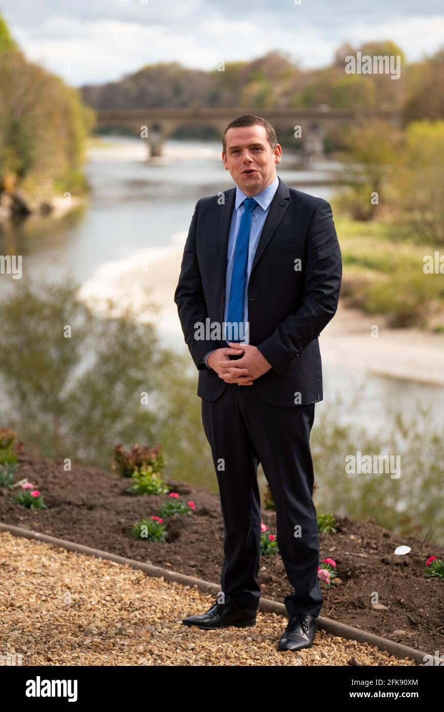 Coldstream, Scozia, Regno Unito. 29 aprile 2021. Douglas Ross, leader del partito conservatore scozzese, si pronuncia a Coldstream nei confini scozzesi chiedendo agli elettori pro-Regno Unito di utilizzare i voti della lista dei partiti di pesca per salvare la ripresa della Scozia e fermare un altro referendum. PIC; Douglas Ross incontra i supporti e i media all'Henderson Park di Coldstream, che si trova sul confine tra Scozia e Inghilterra. Iain Masterton/Alamy Live News Foto Stock