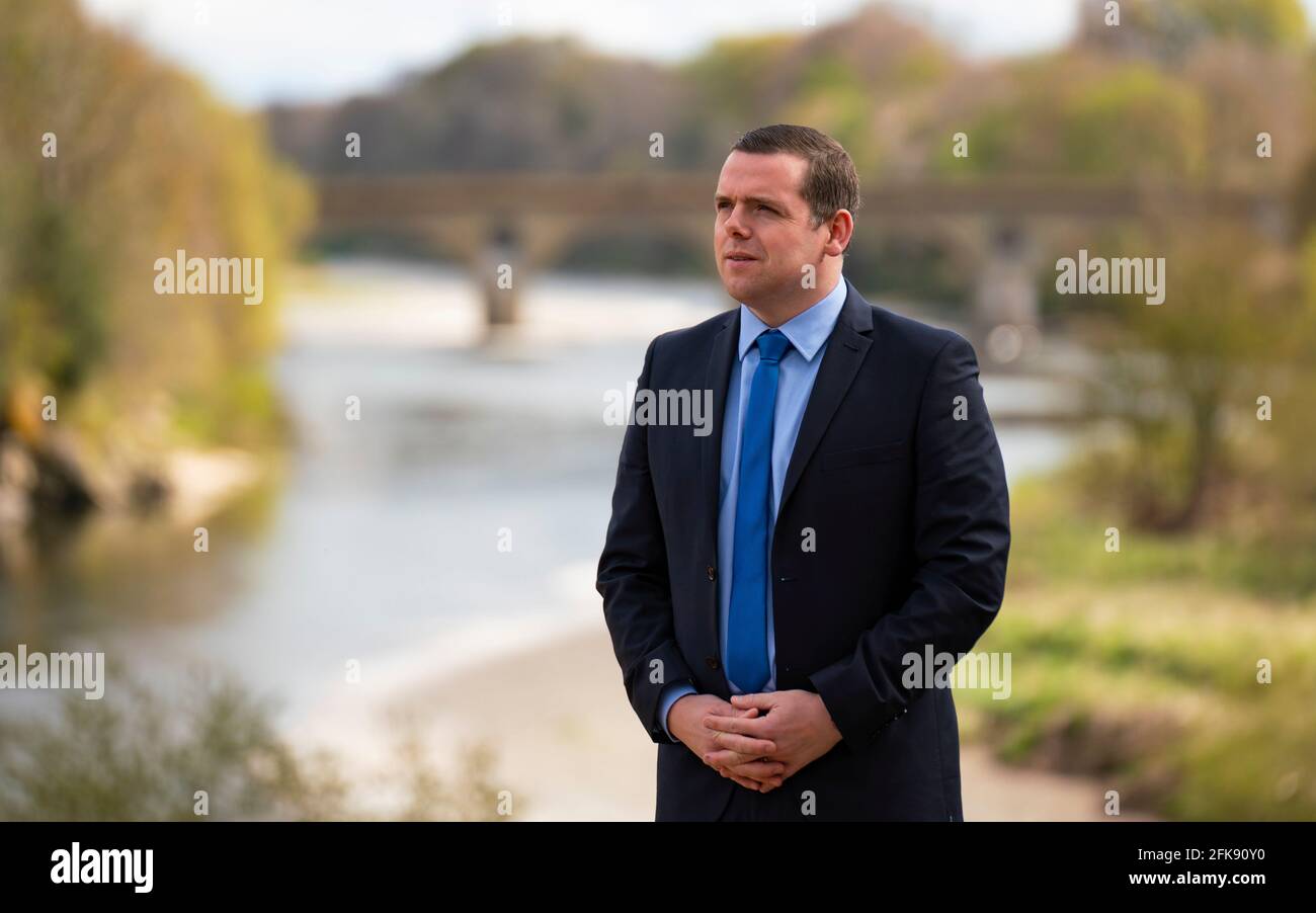 Coldstream, Scozia, Regno Unito. 29 aprile 2021. Douglas Ross, leader del partito conservatore scozzese, si pronuncia a Coldstream nei confini scozzesi chiedendo agli elettori pro-Regno Unito di utilizzare i voti della lista dei partiti di pesca per salvare la ripresa della Scozia e fermare un altro referendum. PIC; Douglas Ross incontra i supporti e i media all'Henderson Park di Coldstream, che si trova sul confine tra Scozia e Inghilterra. Iain Masterton/Alamy Live News Foto Stock