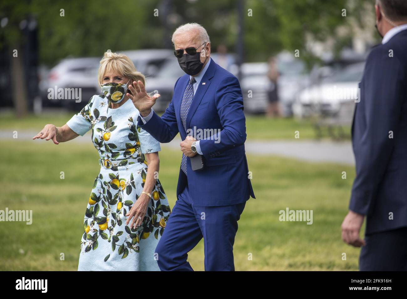 Washington, Stati Uniti. 29 Apr 2021. Il presidente Joe Biden e la First Lady Jill Biden camminano a bordo di Marine One sull'ellisse della Casa Bianca a Washington, DC, giovedì 29 aprile 2021. Il presidente Biden si rechi oggi in Georgia per un evento che si terrà in occasione del suo centesimo giorno di mandato e per visitare l'ex presidente degli Stati Uniti Jimmy carter. Foto di Shawn Thew/UPI Credit: UPI/Alamy Live News Foto Stock