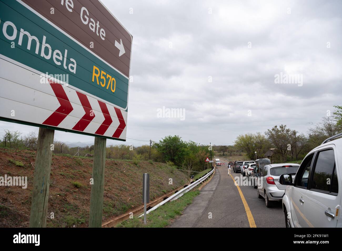 Auto in coda per arrivare attraverso Malelane Gate al Kruger Parco nazionale Foto Stock