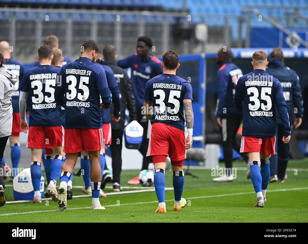 Amburgo, Germania. 29 Apr 2021. I giocatori di Amburgo HSV sono chiamati?  Ambrogio? Sulle loro giacche di addestramento come dimostrazione di  solidarietà per il ferito Stephan Ambrosius (HSV Amburgo Amburgo). GES/ Calcio/2. Bundesliga: