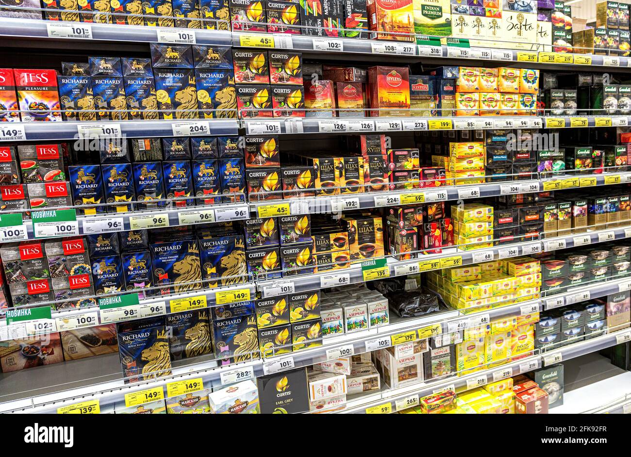 Samara, Russia - 15 febbraio 2020: Vari tè confezionati pronti per la vendita sullo scaffale del supermercato Foto Stock