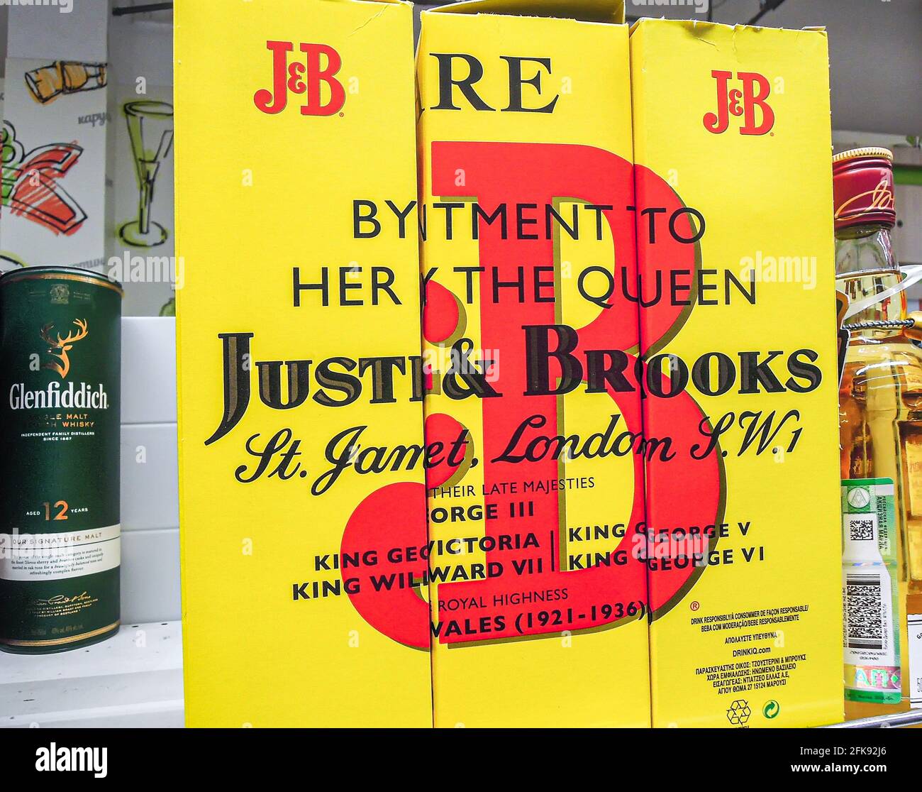 Samara, Russia - 25 gennaio 2020: Justerini e Brooks whiskey pronti per la vendita sullo scaffale in superstore. Varie bevande alcoliche in bottiglia Foto Stock