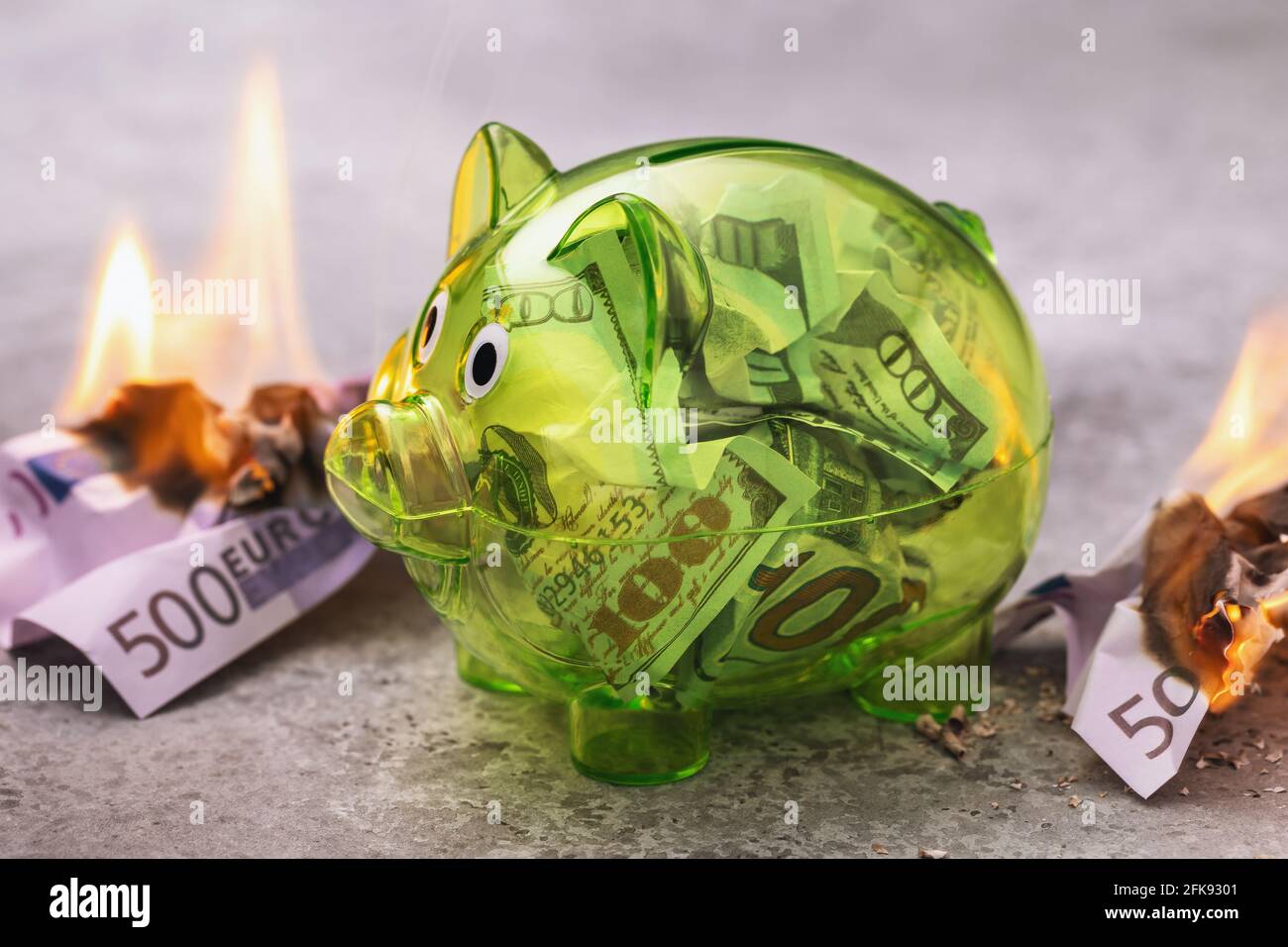 Dollari in una banca trasparente circondata dalla combustione delle banconote in euro, il concetto di una valuta mondiale forte. Foto Stock