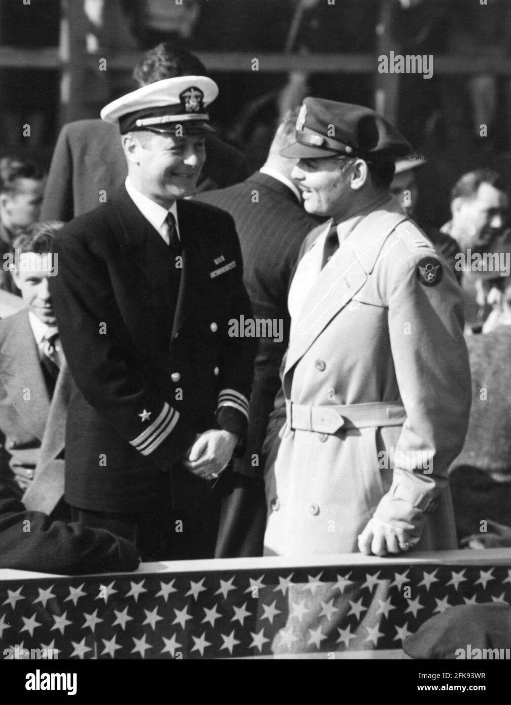 Il comandante del tenente ROBERT MONTGOMERY della Marina degli Stati Uniti e il capitano CLARK, GABLE delle forze aeree dell'esercito, durante la cerimonia di battesimo della nave Liberty U.S.S. CAROLE LOMBARD sabato 15 gennaio 1944 presso il Terminal Island Docks tra il Porto di Los Angeles e il Porto di Long Beach, California Foto Stock