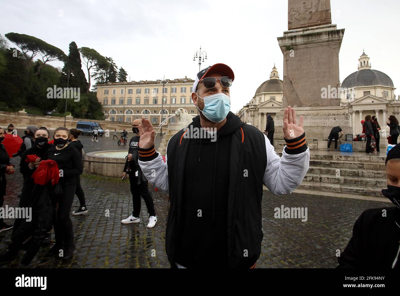 Roma, Italia. 29 Apr 2021. Roma, RAID di rap Clementino al Flash MOB di Assodanza in Piazza del Popolo, in occasione della Giornata Internazionale della Danza PPictured: Credit: Independent Photo Agency/Alamy Live News Foto Stock