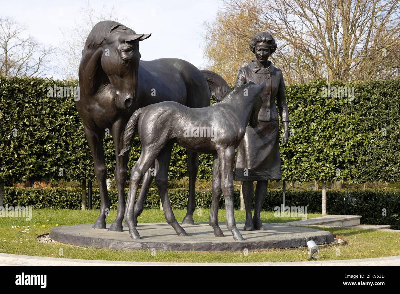 La statua del Queens; la statua della Regina Elisabetta II con cavalli per celebrare il suo 90° compleanno; di Etienne Millner e Charlie Langton, Newmarket Suffolk UK Foto Stock