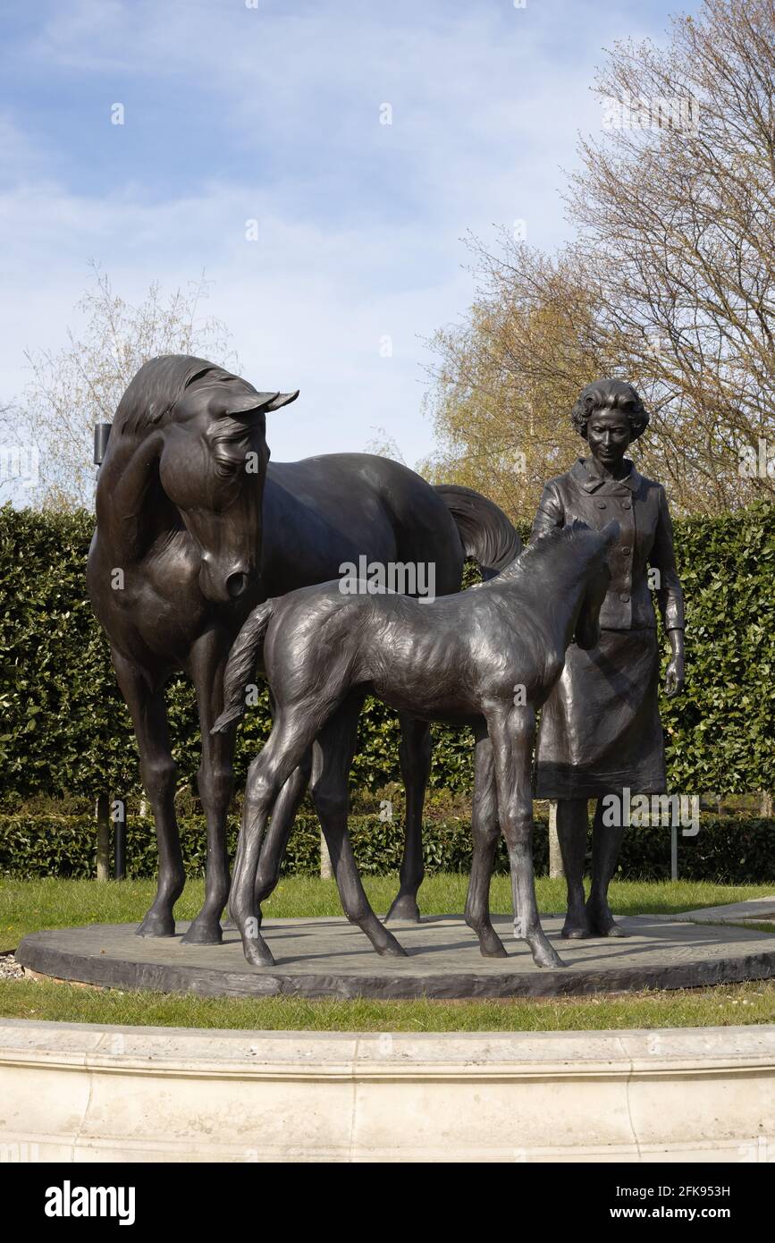 La statua del Queens; la statua della Regina Elisabetta II con cavalli per celebrare il suo 90° compleanno; di Etienne Millner e Charlie Langton, Newmarket Suffolk UK Foto Stock