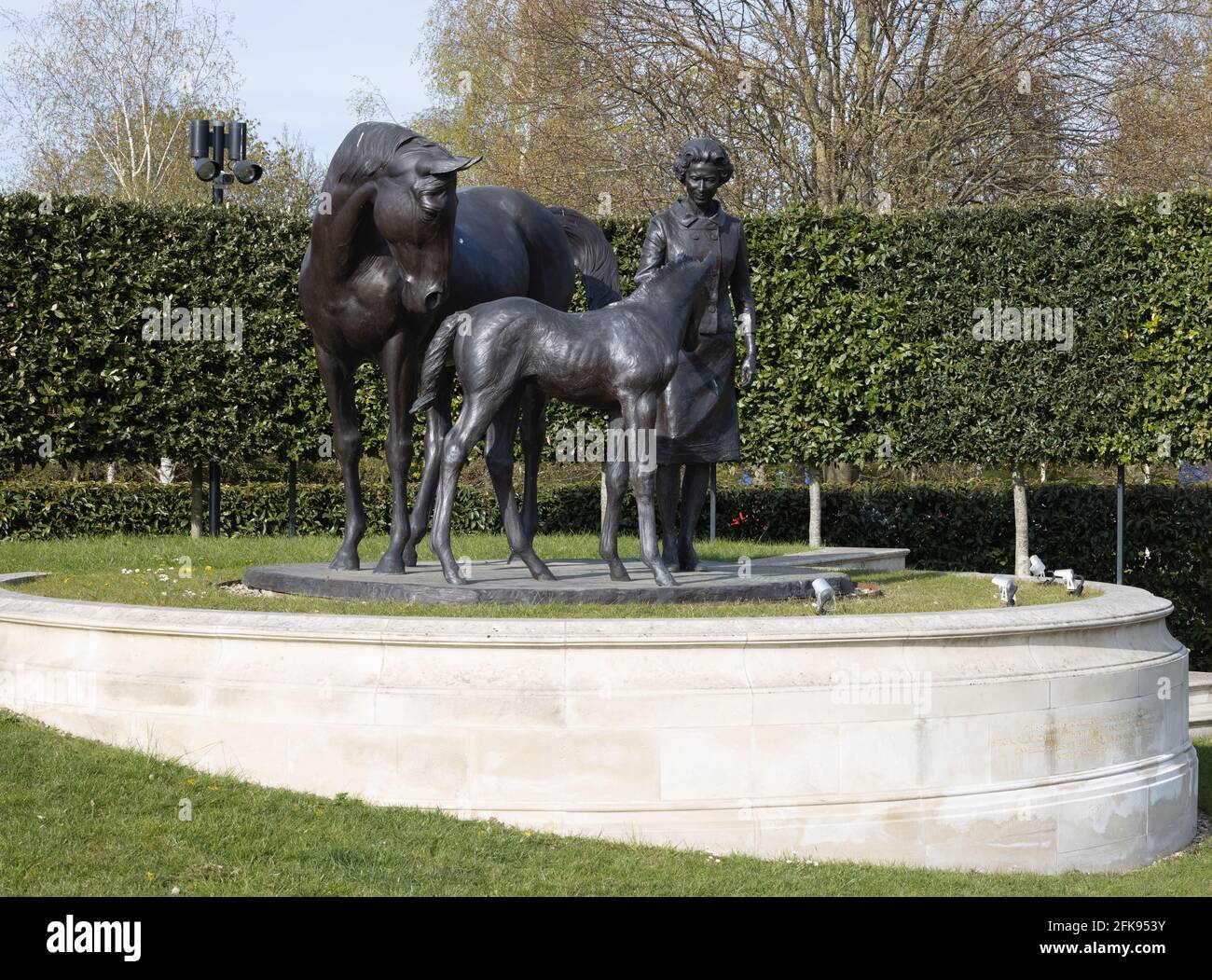 La statua del Queens; la statua della Regina Elisabetta II con cavalli per celebrare il suo 90° compleanno; di Etienne Millner e Charlie Langton, Newmarket Suffolk UK Foto Stock
