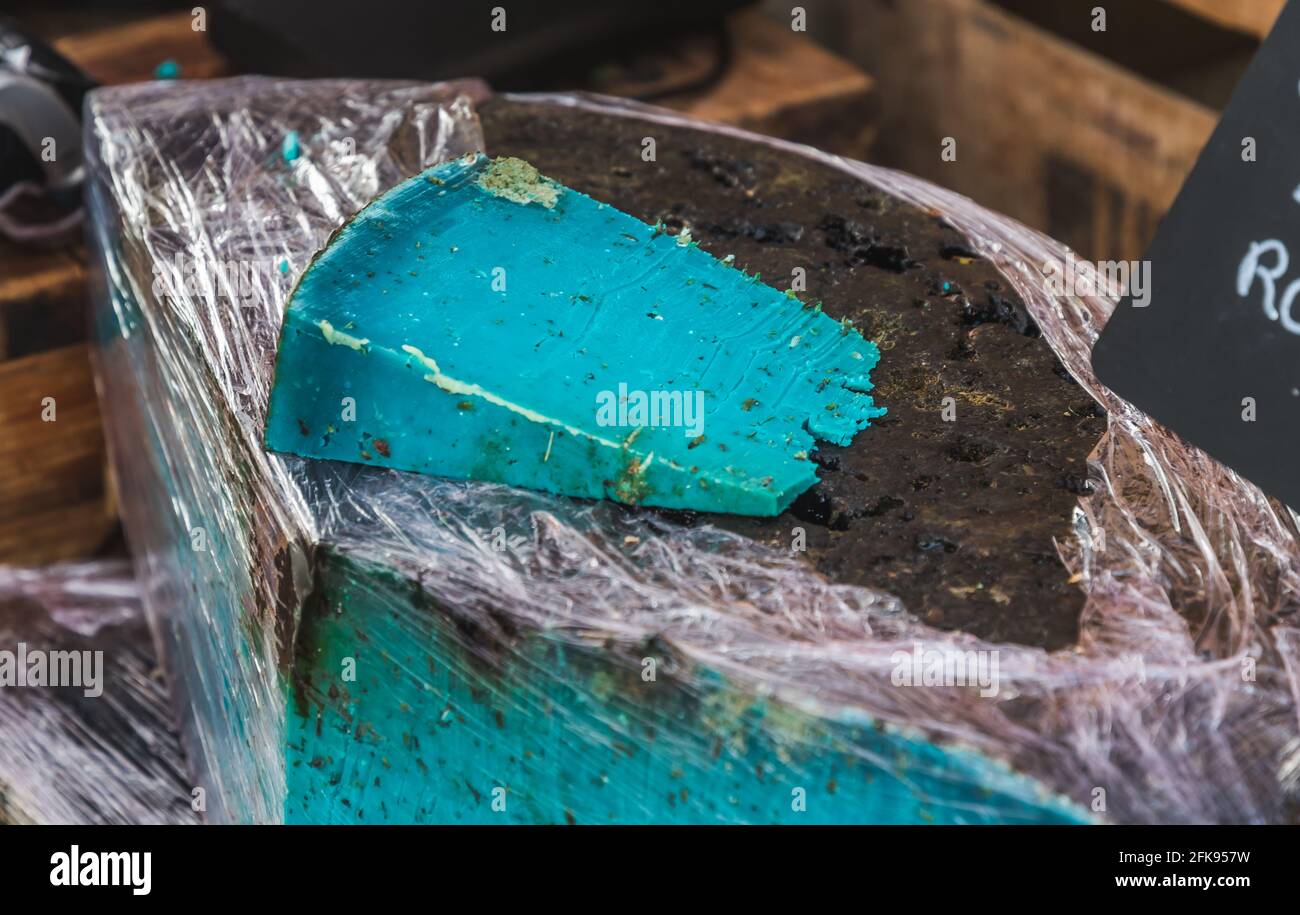 Pezzo di un formaggio francese di lavanda blu in un mercato stand Foto Stock