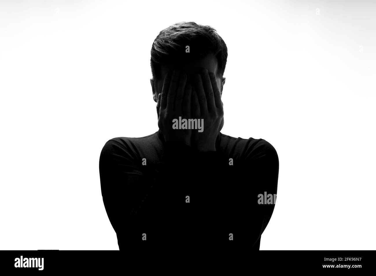Silhouette di uomo piangendo essere triste avere depressione Foto Stock