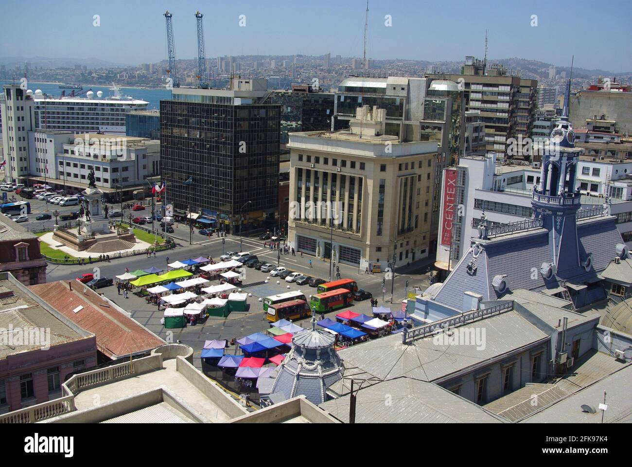Vista sull'edificio della Marina Cilena, che si affaccia su Plaza Sotomayor, Valparaiso, Cile, Sud America Foto Stock