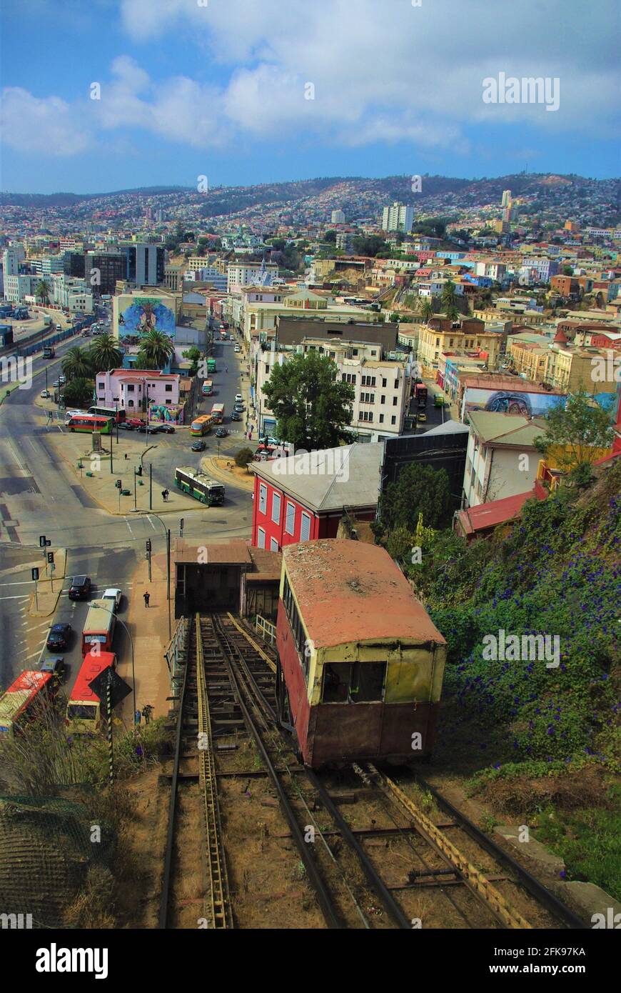 Vista della funicolare di Artilleria che si erige dalla zona portuale, Valparaiso, Cile, Sud America Foto Stock