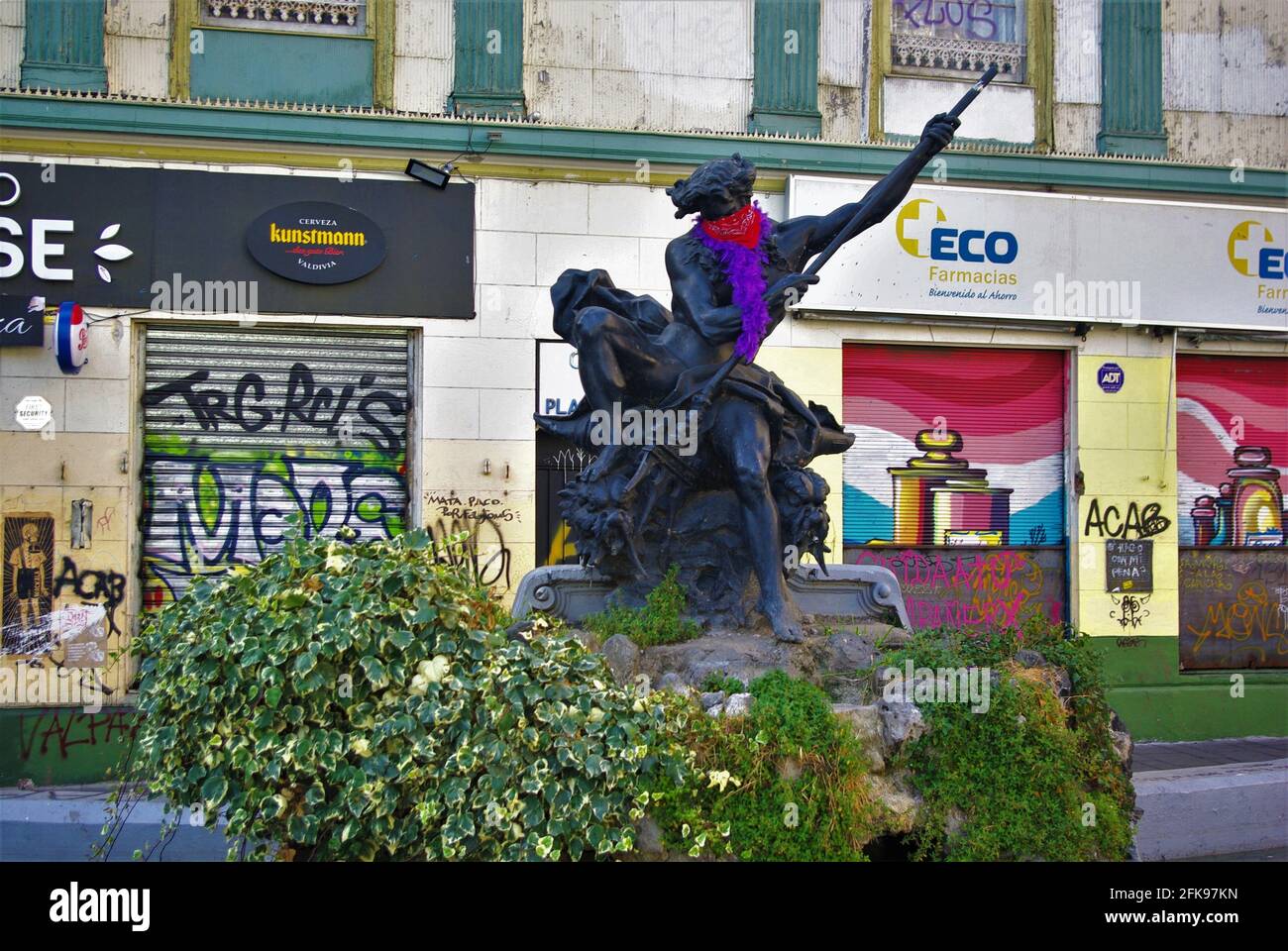 Statua adornata con ghirlande da manifestanti di strada nel 2019-20 sociale Sconvolgimento, Valparaiso, Cile Foto Stock