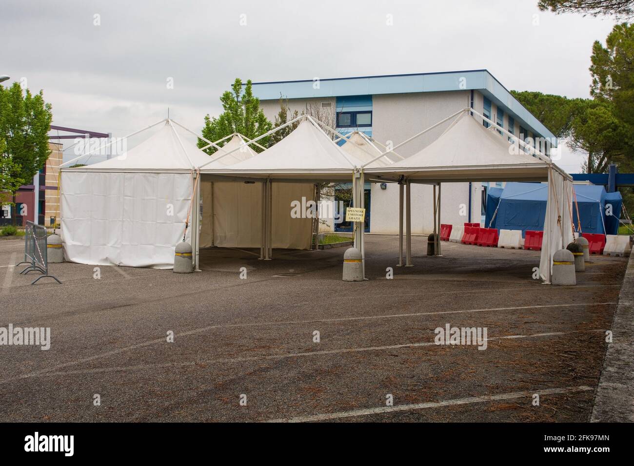 San Giorgio di Nogaro,Italia-29 Aprile 2021.A guida attraverso il centro di test Covid in un parcheggio ospedaliero, vuoto e senza personale, alla fine del 3 ° blocco Foto Stock