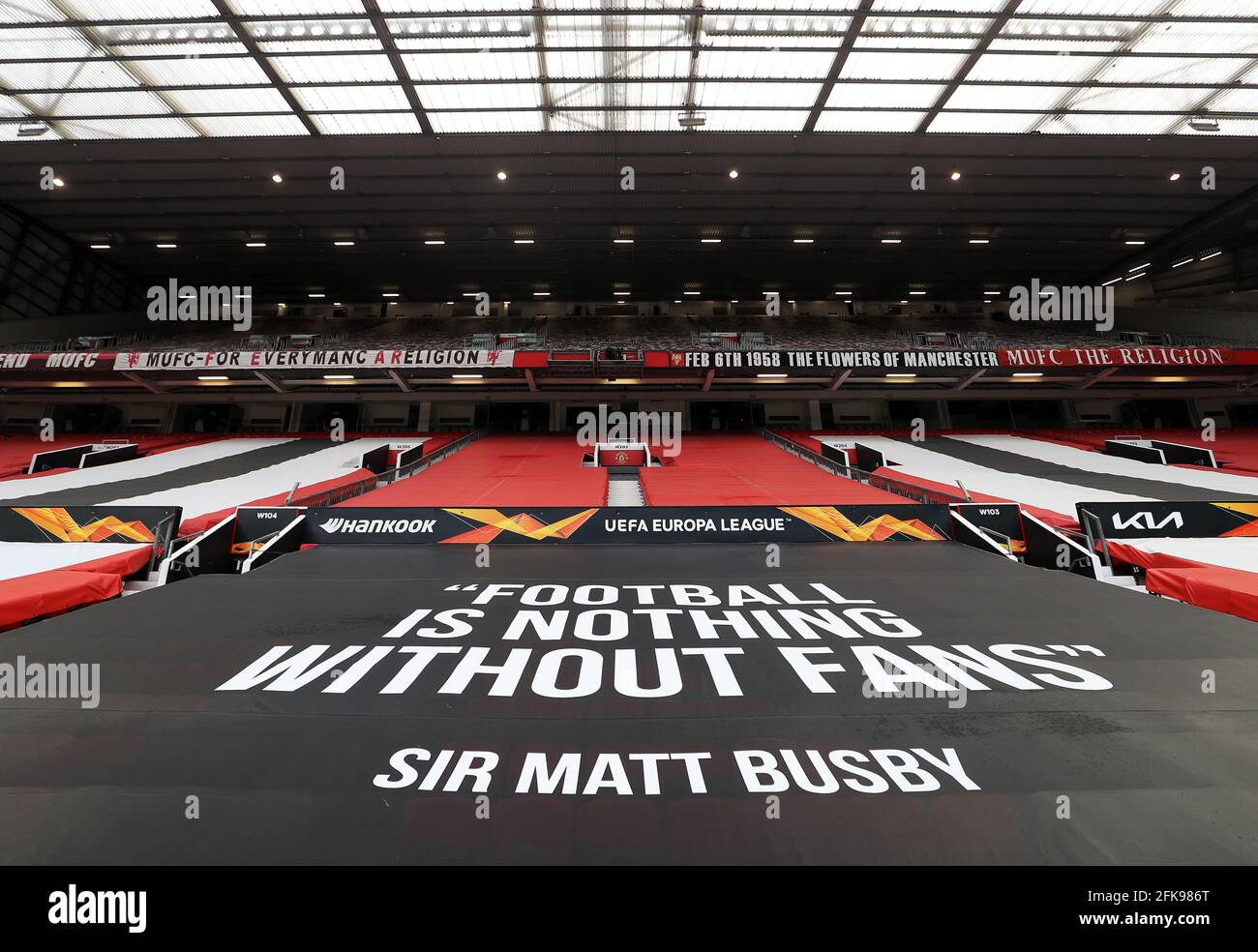 Un banner negli stand con una citazione di Sir Matt Busby che legge 'il calcio non è niente senza i tifosi' prima della prima partita della UEFA Europa League Semifinale a Old Trafford, Manchester. Data immagine: Giovedì 29 aprile 2021. Foto Stock