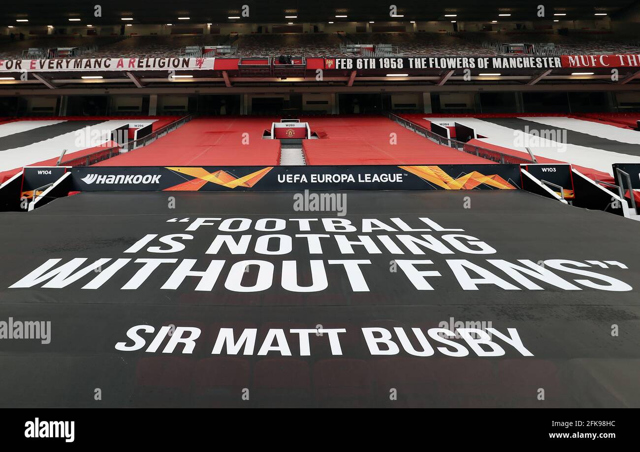Un banner negli stand con una citazione di Sir Matt Busby che legge 'il calcio non è niente senza i tifosi' prima della prima partita della UEFA Europa League Semifinale a Old Trafford, Manchester. Data immagine: Giovedì 29 aprile 2021. Foto Stock