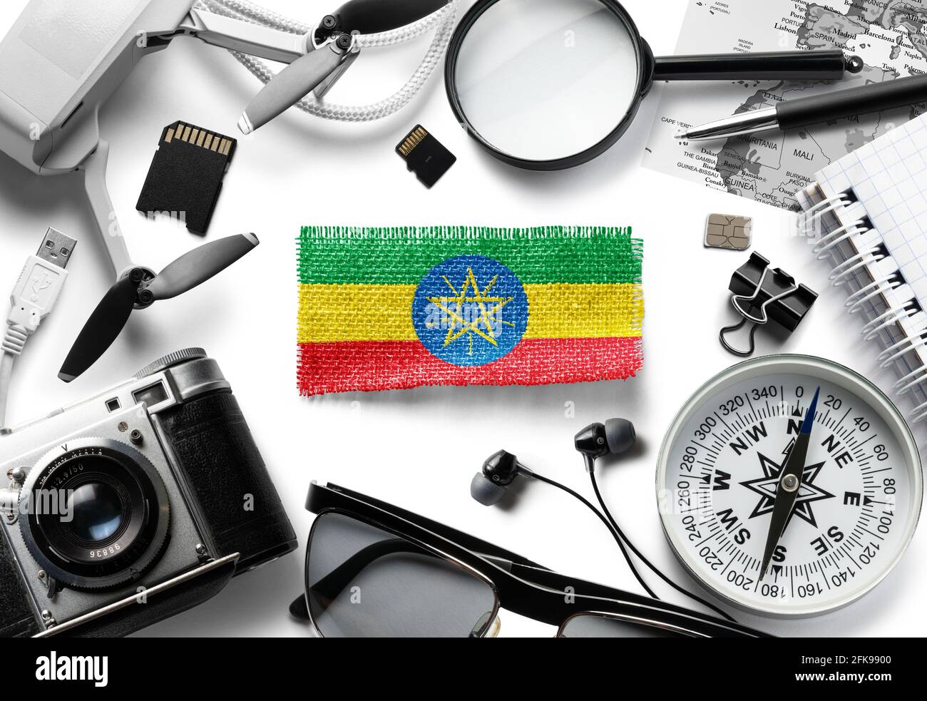 Bandiera di Etiopia e accessori da viaggio su sfondo bianco. Foto Stock