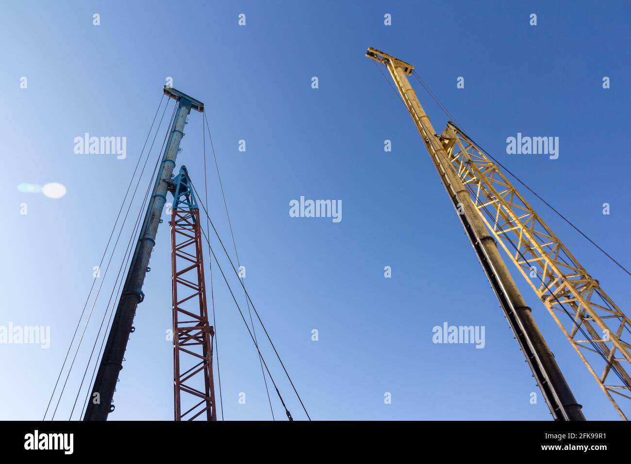 Martello da una macchina di palificazione. Macchina per la movimentazione di pile. Attrezzatura di azionamento del palo per la costruzione dell'edificio. Foto Stock