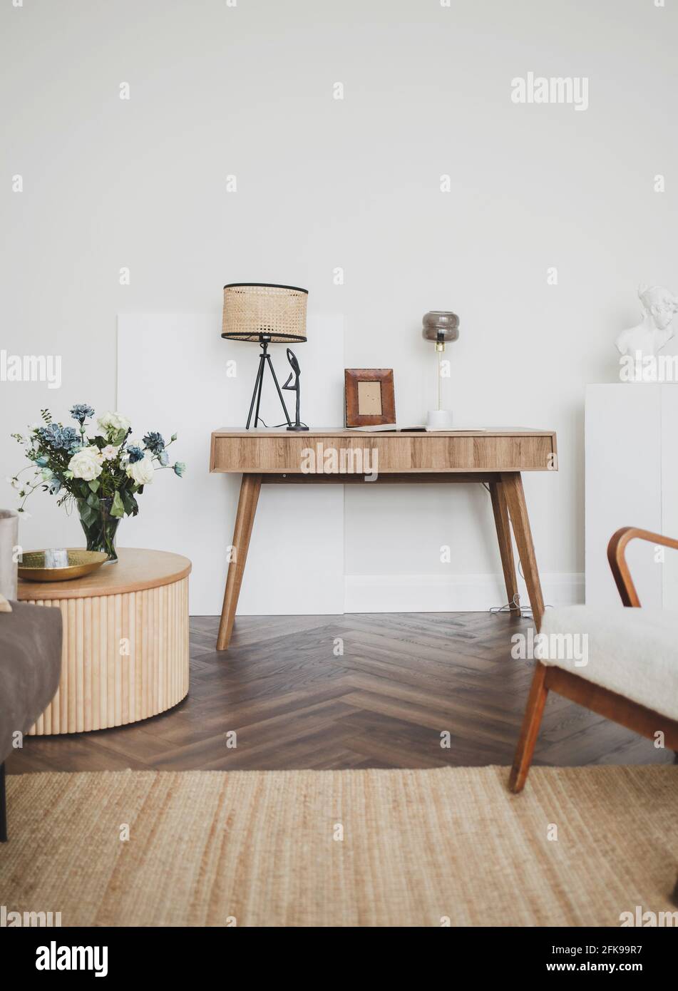 tavolo in legno con lampada in un loft bianco interno minimalista. Foto reali. Foto Stock