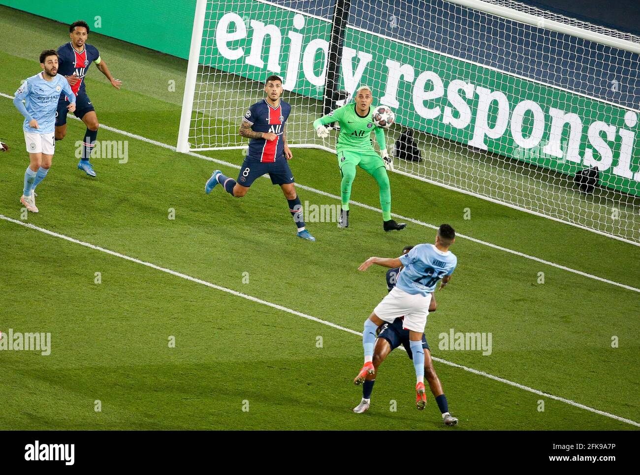 Leandro Paredes del PSG, portiere del PSG Keylor Navas durante la UEFA Champions League, Semifinale, prima partita di calcio tra Parigi Saint-Germain e Manchester City il 28 aprile 2021 allo stadio Parc des Princes di Parigi, Francia - Foto Jean Catuffe / DPPI Foto Stock