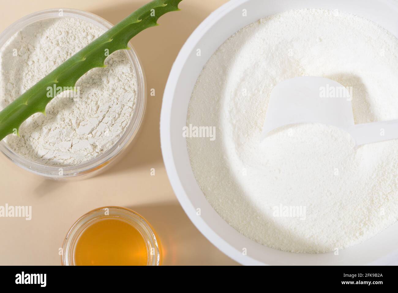 Ingredienti per la maschera facciale in polvere di collagene: Collagene, argilla, miele, aloe. Bellezza naturale per la pelle. Primo piano. Vista dall'alto. Foto Stock