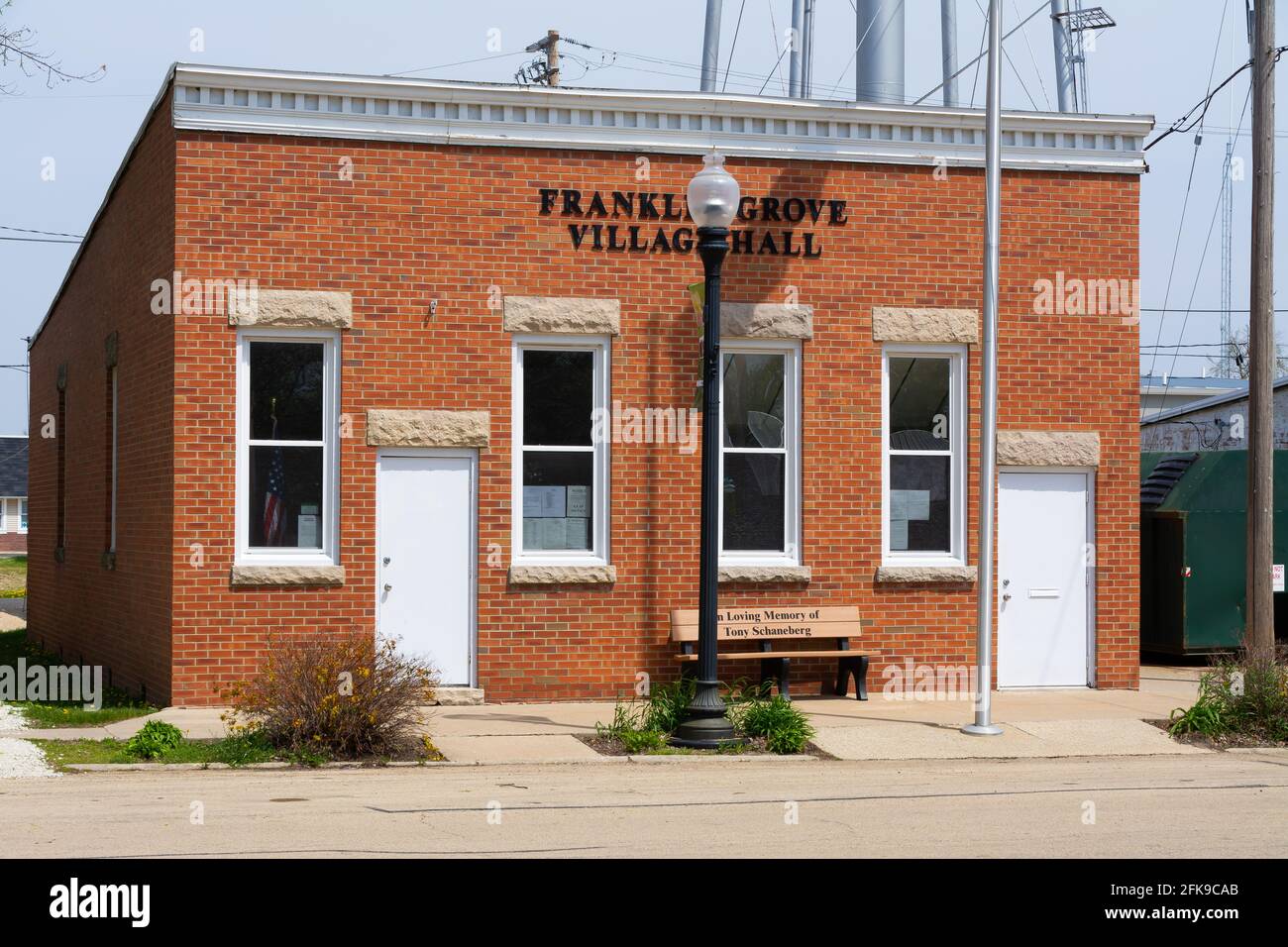 Franklin Grove, Illinois - Stati Uniti - 27 aprile 2021: La Franklin Grove Village Hall in una bella primavera mattina. Foto Stock