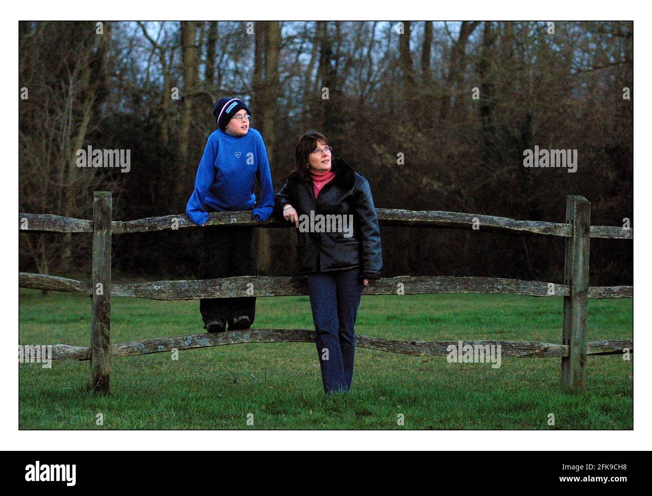 Jackie Fielding e suo figlio Michael che ha lasciato poluted Sud Londra e si è spostato a East Grinstead dove il suo Asma attacca Hanno improved.pic David Sandison 1/3/2002 Foto Stock