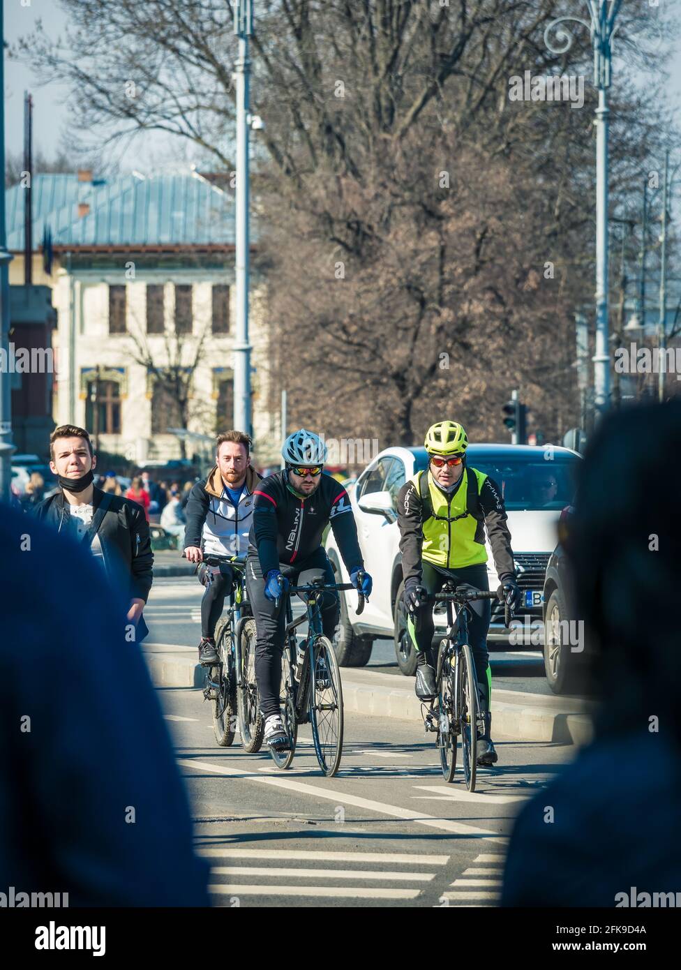 Bucarest, Romania - 03.13.2021: Ciclisti in bicicletta sulle strade trafficate di Bucarest Foto Stock