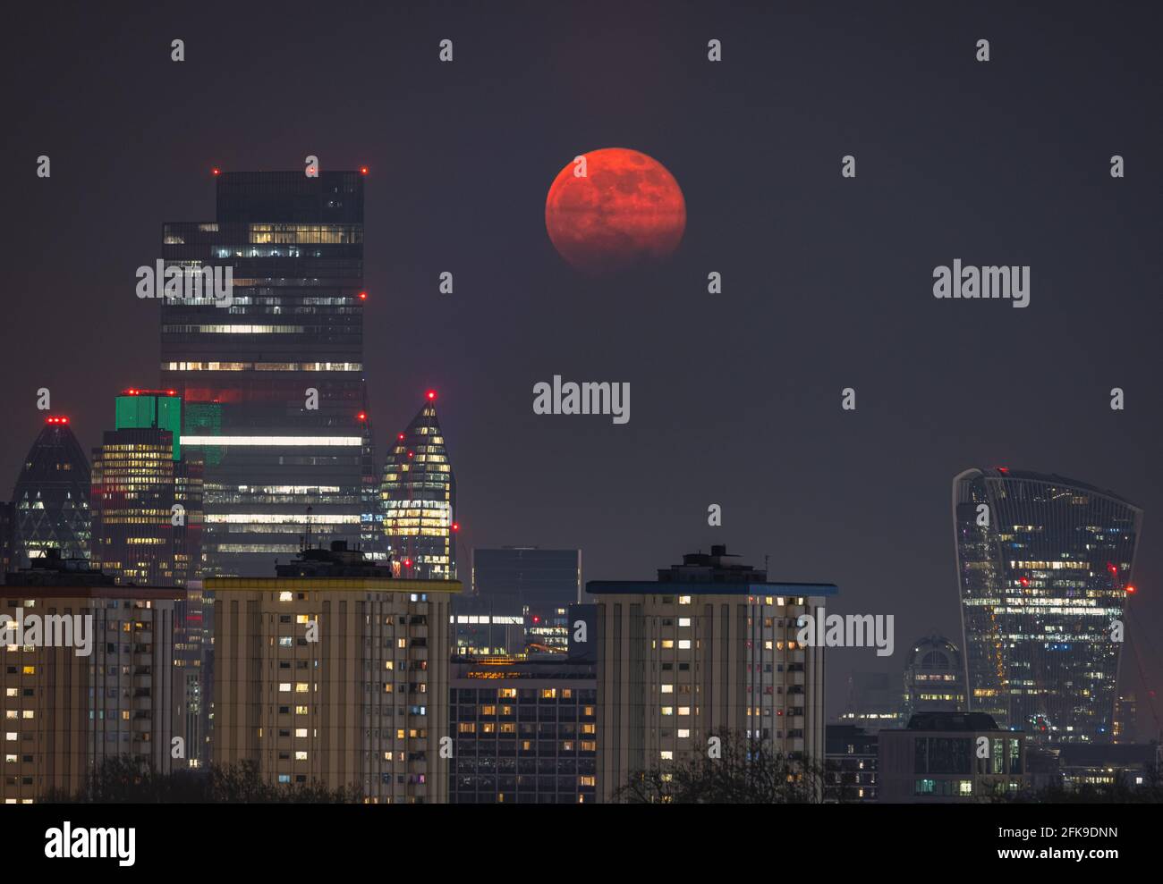 Supermoon che sorge su Square Mile, Londra Foto Stock