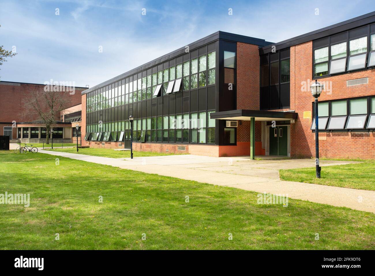 Vista esterna di un tipico edificio scolastico americano Foto Stock