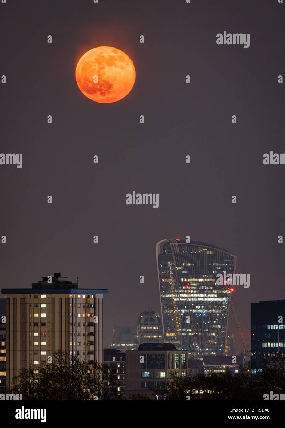 Supermoon che sorge su Square Mile, Londra Foto Stock