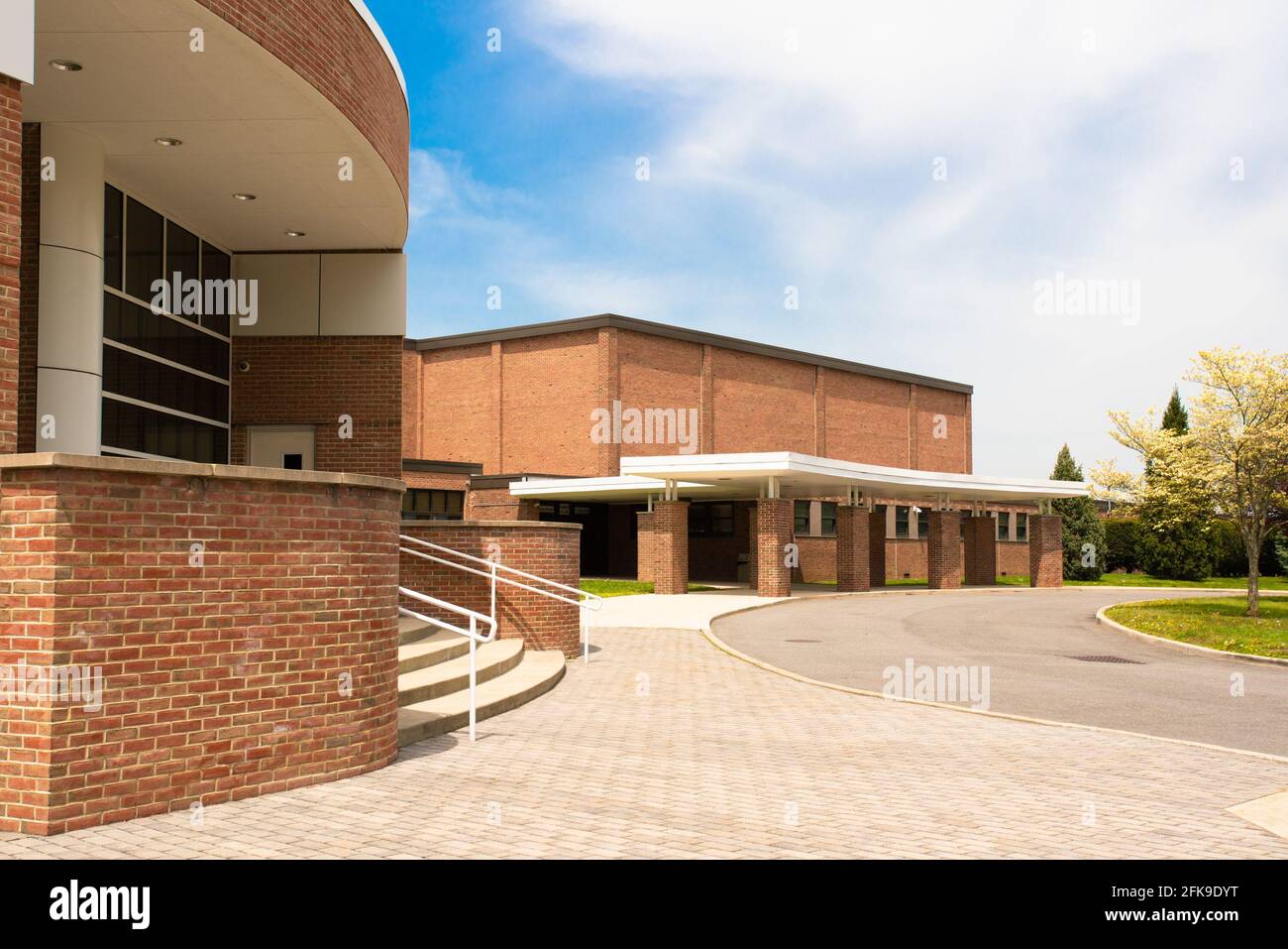 Vista esterna di un tipico edificio scolastico americano Foto Stock