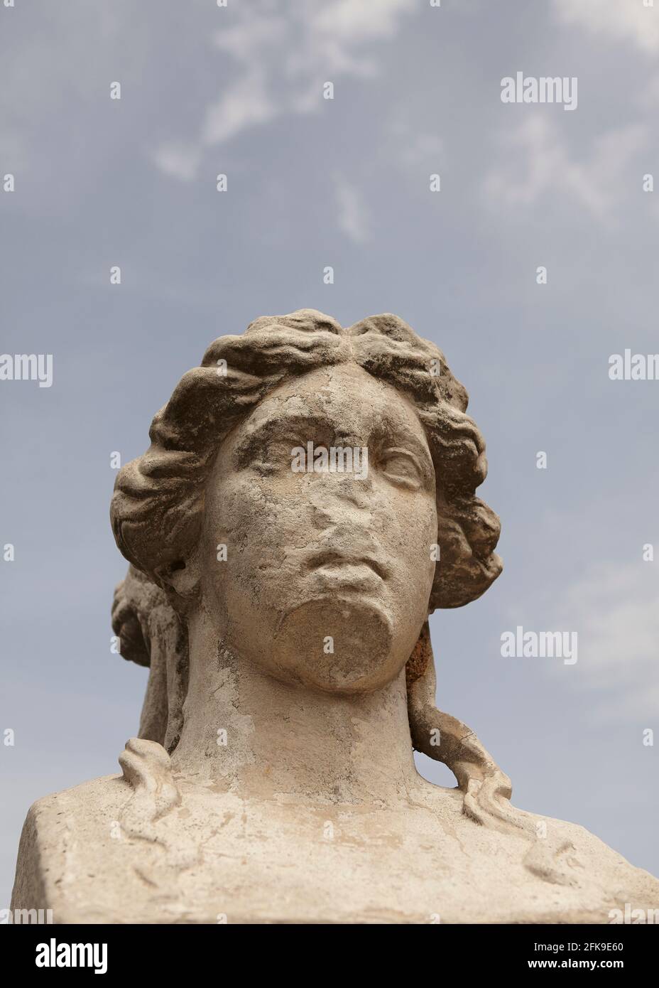 Statua in pietra dell'erma all'interno dello stadio Panathenaic, stadio Olimpico moderno originale, Atene, Grecia Foto Stock