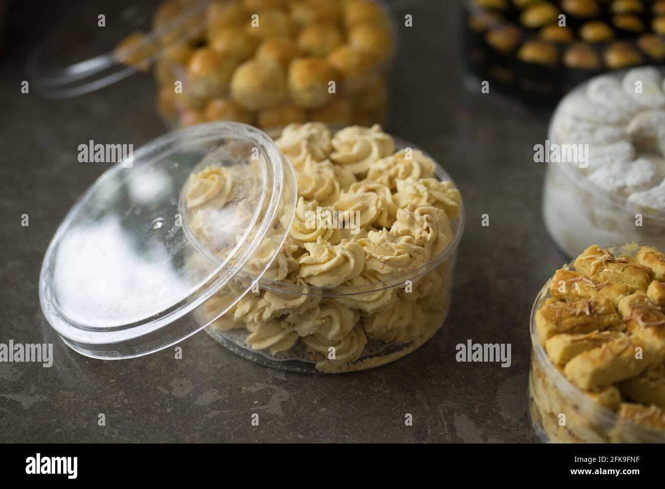 KUE lebaran, biscotti assortiti di specialità indonesiane per Idul Fitri Foto Stock