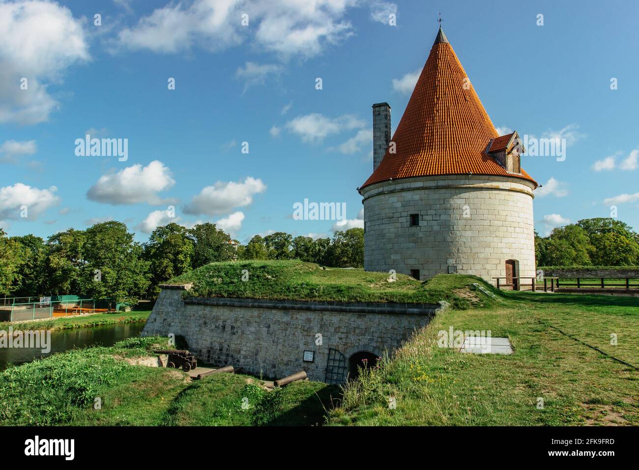 Castello episcopale di Koressaare sull'isola di Saaremaa, Estonia.fortificazione medievale in stile tardo gotico con Bastion.Sightseeing nei Baltici. Foto Stock